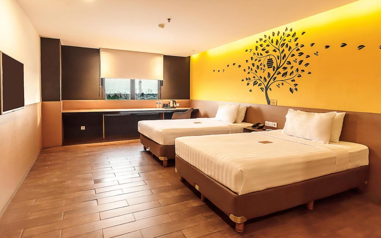 Yellow Bee Tangerang Esterno foto