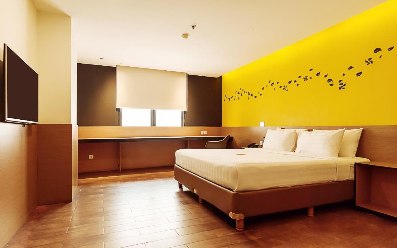 Yellow Bee Tangerang Esterno foto