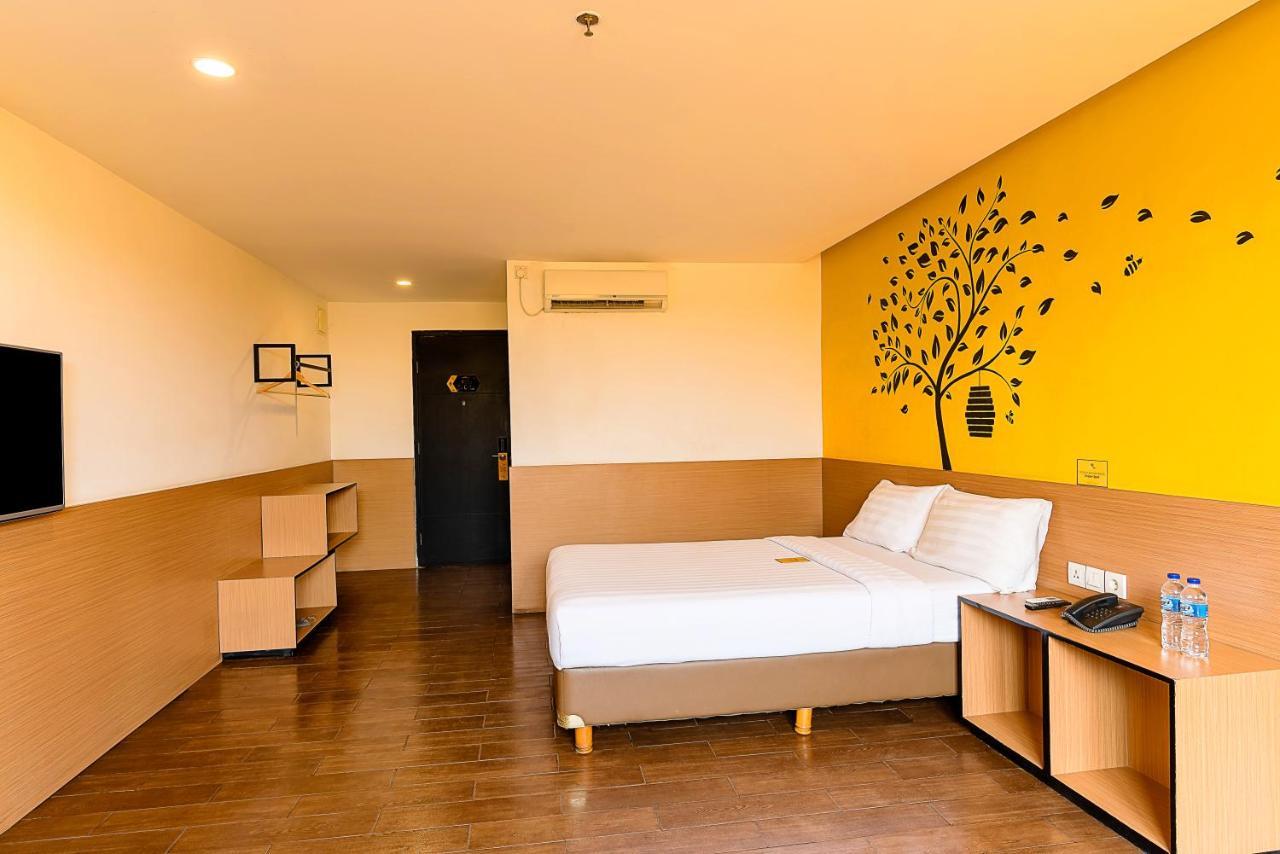 Yellow Bee Tangerang Esterno foto