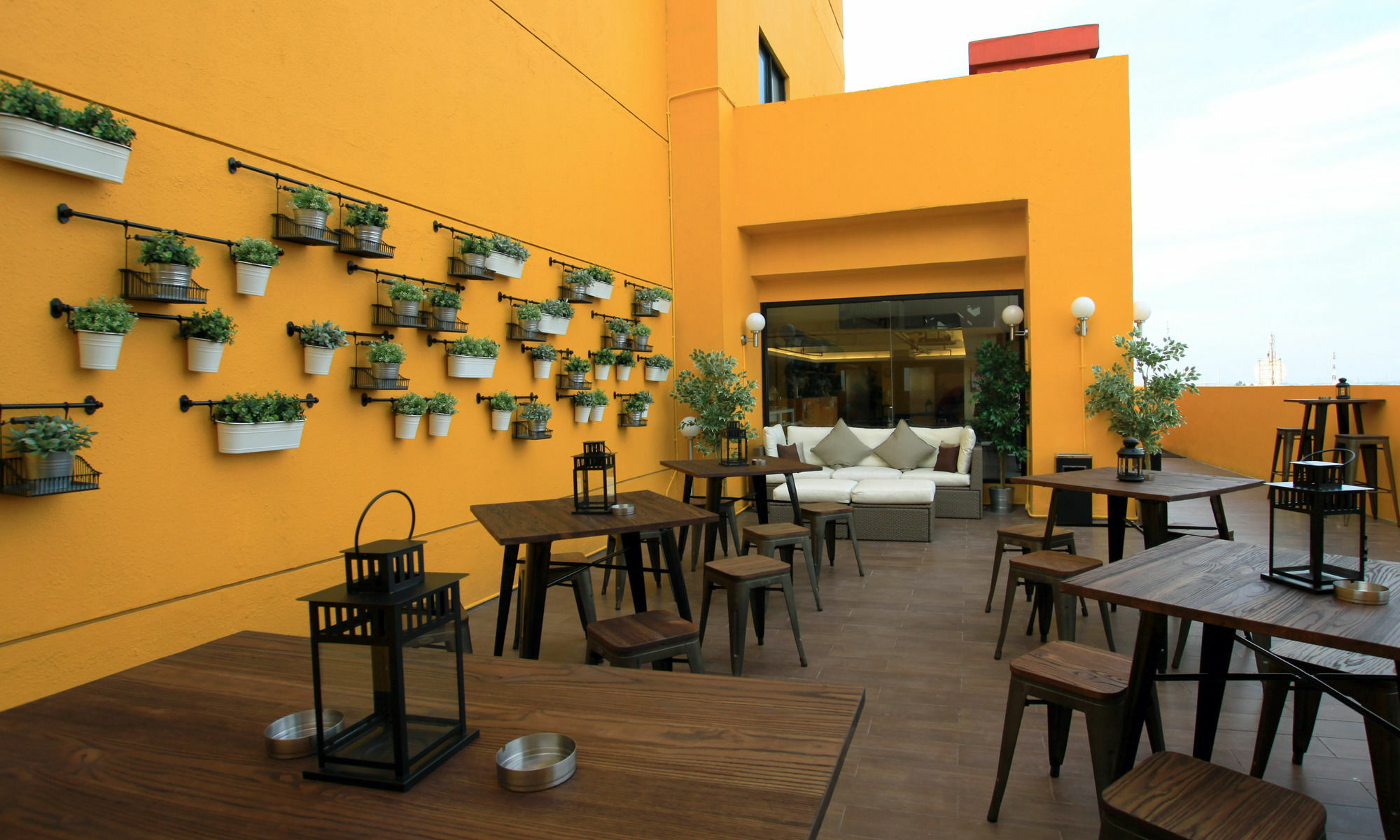 Yellow Bee Tangerang Esterno foto