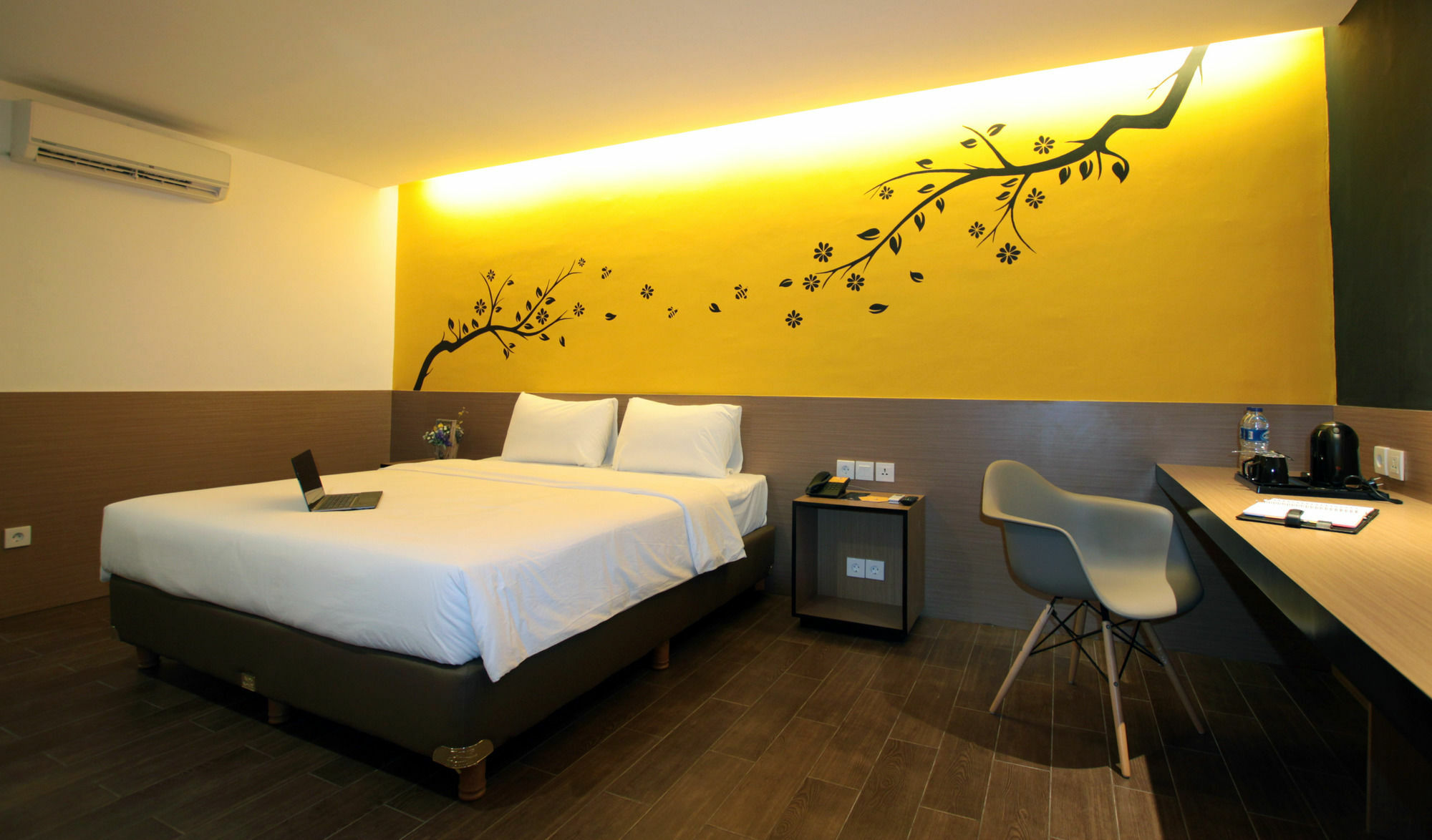 Yellow Bee Tangerang Esterno foto